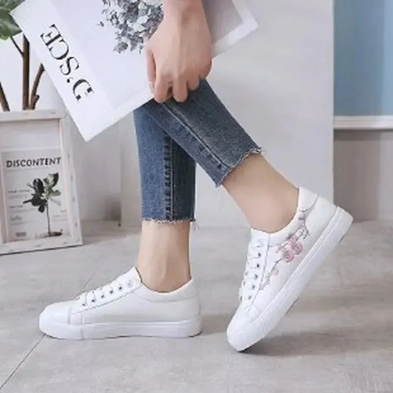 Shoes 2023 Women Running Spring Autumn Fashion White Breathable Embroidered Flower Lace-Up Casual Sneakers Zapatos De Mujer